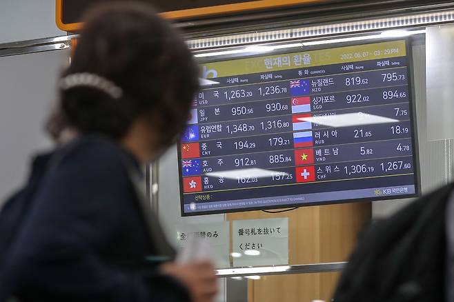 서울 용산구 서울역 도심공항터미널 내 한 은행 환전센터에서 달러와 엔을 비롯한 각국 화폐 대비 원화 환율이 표시되고 있다. /뉴스1