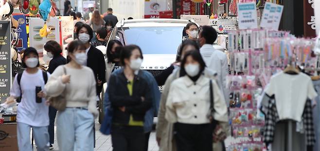마스크 야외 착용 의무가 해제된 첫날인 지난달 2일 서울 명동거리에서 시민들이 마스크를 쓴 채 이동하고 있다./뉴스1