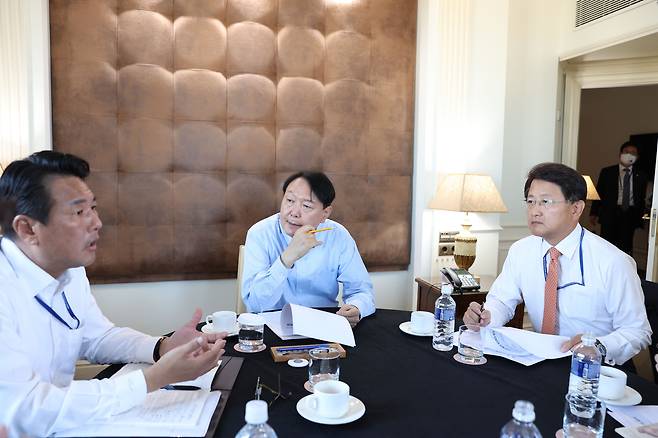 윤석열 대통령이 28일 오전(현지시간) 스페인 마드리드 시내 호텔에서 참모들과 나토(NATO) 정상회담 사전 점검회의를 하고 있다. 왼쪽은 김태효 국가안보실 1차장, 오른쪽은 박상훈 주스페인한국대사. /뉴스1