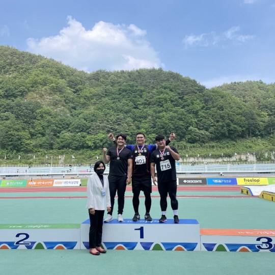 음성군청 육상팀 이윤철(가운데) 선수가 남자 해머던지기 종목에서 70.10m를 던져 우승을 차지했다. 사진=음성군 제공