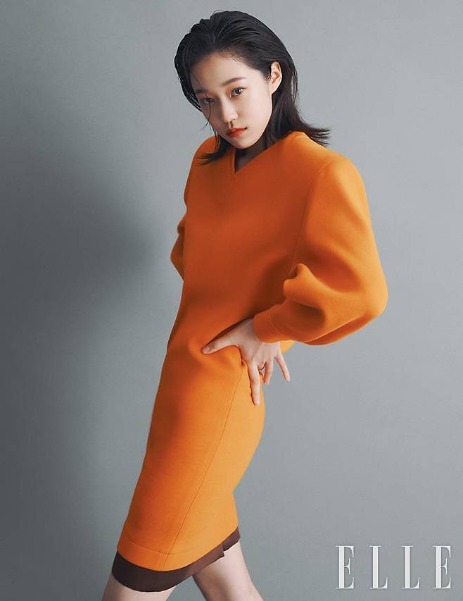 원피스는 Saint Laurent by Anthony Vaccarello.