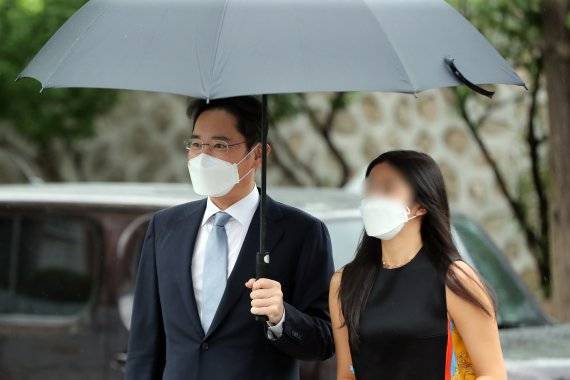 이재용 삼성전자 부회장이 27일 오후 서울 중구 정동제일교회에서 열린 정의선 현대자동차그룹 회장 장녀 진희씨 결혼식에 딸과 함께 참석하고 있다. /사진=뉴스1화상