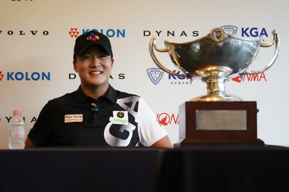 지난 26일 끝난 코오롱한국오픈에서 우승한 김민규가 기자회견장에서 질문에 답하고 있다. 김민규는 오는 30일 부산 기장군 아시아드CC에서 개막하는 아시아드CC부산오픈에서 2주 연속 우승에 나선다. /사진=fnDB
