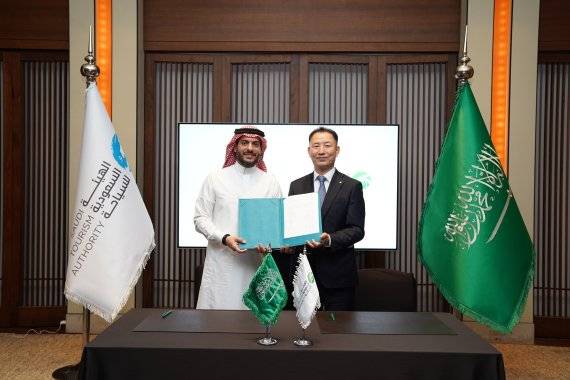 26일 신라호텔 영빈관에서 알하산 알다바흐 사우디아라비아 관광청 APAC 최고 마케팅 담당자(왼쪽)와 유인태 모두투어 사장이 업무협약을 체결하고 기념사진을 찍고 있다. /사진=모두투어