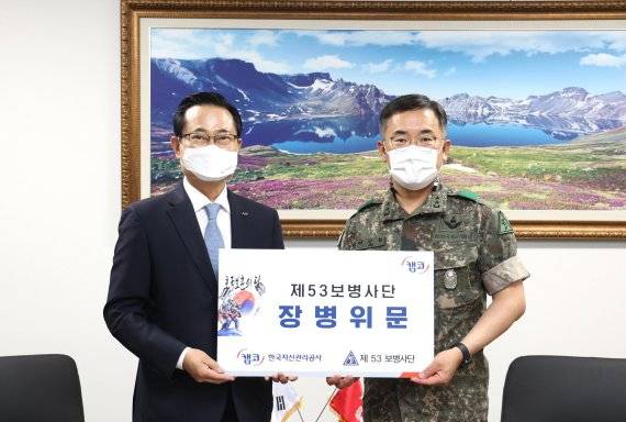 28일 부산 해운대구 육군 제53보병사단에서 권남주 캠코 사장(왼쪽)이 국군장병들을 위한 위문금을 전달하고 여인형 사단장과 기념촬영을 하고 있다. 캠코제공