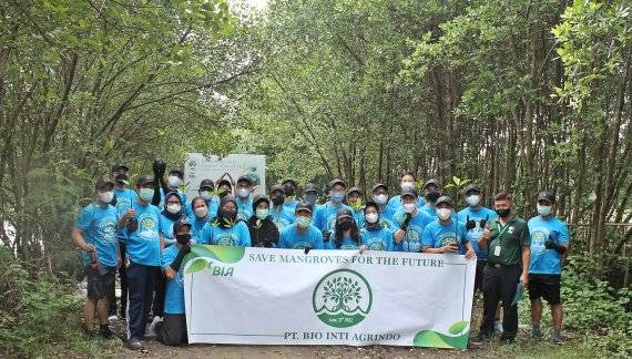 포스코인터내셔널이 지난 27일 인도네시아에서 맹그로브 묘목 식재활동을 진행한 뒤 기념촬영을 하고 있다. 포스코인터내셔널 제공