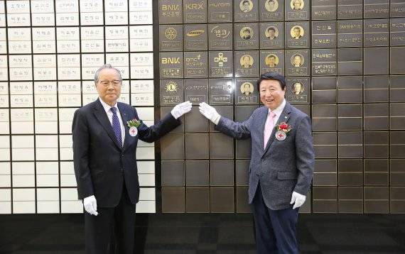 이윤희 태금정 회장(왼쪽)이 28일 적십자 아너스클럽 명예의전당 등재식을 가진 후 대한적십자사 부산지사 서정의 회장과 기념촬영을 하고 있다. 대한적십자사 부산지사 제공