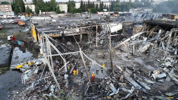 28일(현지시간) 우크라이나 폴타바주 크레멘추크에서 구조 요원들이 러시아의 미사일 공습으로 파괴된 쇼핑몰을 수색하고 있다.로이터뉴스1
