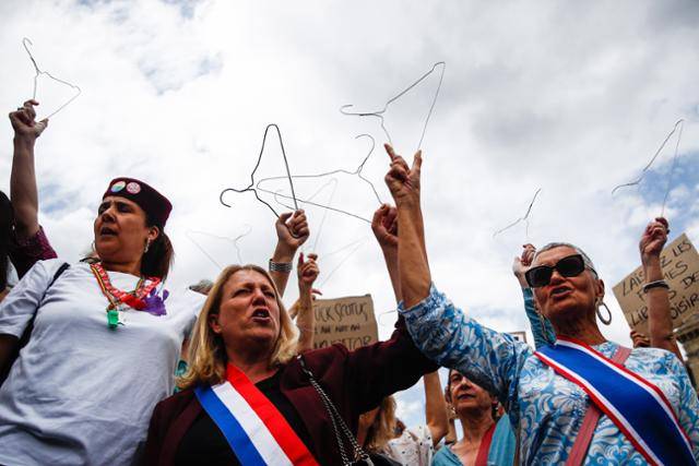 미국 연방대법원의 낙태권 폐기 결정 이틀 후인 26일(현지시간) 프랑스 시민들이 파리 레퓌블리크 광장에서 불법 낙태 도구를 상징하는 철사 옷걸이를 흔들며 낙태권 지지 시위를 벌이고 있다. 파리 EPA=연합뉴스