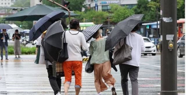 실내 온습도 조절과 수분 섭취, 운동 등의 방법으로 불쾌지수를 낮출 수 있다./사진=연합뉴스 DB