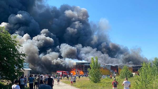 러군 미사일 폭격에 검은 연기 치솟는 우크라 쇼핑센터 [사진제공 : 연합뉴스]