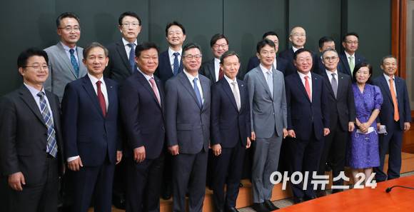 이복현 금융감독원장이 28일 오후 서울 여의도 한국금융투자협회에서 열린 금융투자권역 최고경영자(CEO) 간담회에서 나재철 금융투자협회장 비롯한 참석자들과 기념촬영을 하고 있다. [사진=정소희 기자]