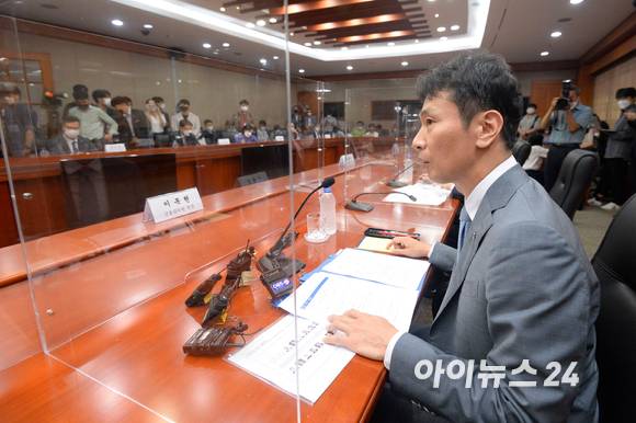 이복현 금융감독원장이 28일 오후 서울 여의도 한국금융투자협회에서 열린 '금융투자권역 CEO 간담회'에서 모두발언을 하고 있다. [사진=정소희 기자]
