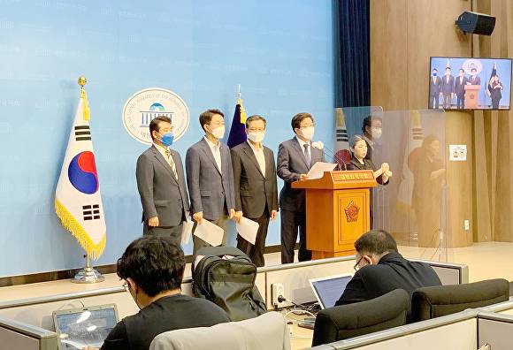 경기도인수위, 정성호·안민석·조정식·박정 국회의원, 염태영 전 수원시장(사진 좌로부터)이 28일 국회소통관에서 성명서를 발표하고 있다. [사진=김동연 당선자 인수위]