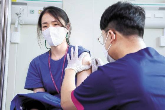 두창 백신 맞는 의료진