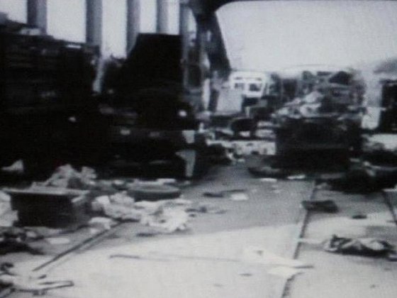 폭파된 한강 인도교에 방치된 차량 잔해. 북한의 기록 영화에 등장한 장면이다. 기본적인 원칙이 지켜지지 않아 벌어진 참사였다.