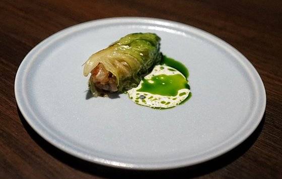 버터 레터스로 잿방어를 감싼 타르타르. 사진 김성현