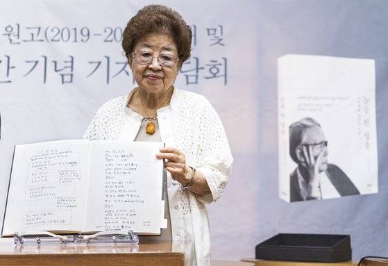 6월 28일 고 이어령 전 문화부 장관의 '눈물 한 방울' 출간 기념회에서 육필원고를 공개하는 강인숙 영인문학관 관장. 권혁재 사진전문기자/20220628