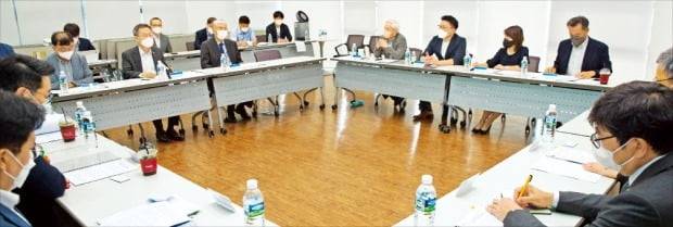 < AI 반도체 최고위 전략대화 > 이종호 과학기술정보통신부 장관(왼쪽 네 번째)이 27일 대전 KAIST에서 열린 제1차 AI 반도체 최고위 전략대화에서 인사말을 하고 있다.  과기정통부 제공