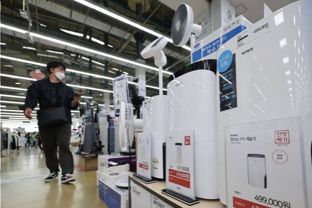 26일 서울의 대형 마트에서 제습기가 진열돼 있다. 사진=연합뉴스