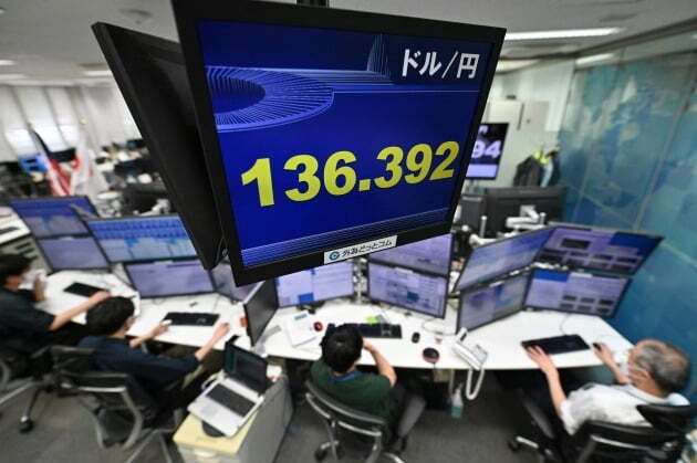 지난 22일 일본 도쿄의 한 외환중개업체 사무실의 전광 시세판에 달러당 136엔대로 올라선 엔-달러 환율이 표시되고 있다. 사진=연합뉴스