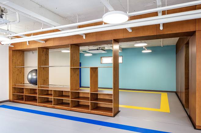 서울 강동그린나래복지센터는 리노베이션을 통해 발달장애인 보호작업장과 체육시설을 결합했다. 운동 공간인 2층 별별체육관(사진). 진효숙 제공