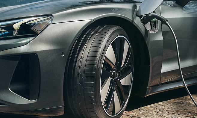 한국타이어는 지난 5월 전기차 전용 타이어 브랜드 아이온을 론칭하며 세계 최초로 EV 특성에 최적의 성능을 발휘하는 전기차 전용 타이어를 선보였다.