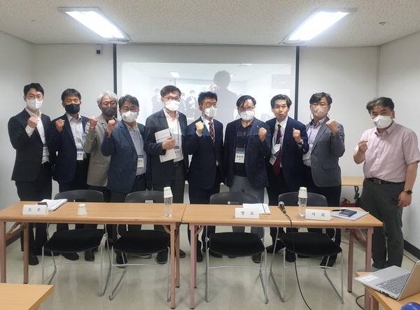 동아대 정남기(경제학과·왼쪽 세 번째) 교수와 한국행정학회 및 캠코 관계자가 지난 24일 여수엑스포 컨벤션센터에서 진행한 한국행정학회 2022년 하계학술대회에서 ‘공매시장의 현황 및 문제점’ 보고서를 발표한 뒤 기념촬영을 하고 있다.  캠코 제공