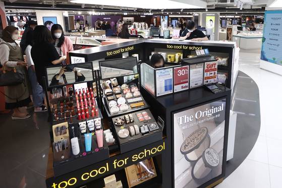 Shilla Duty Free in Jung District, in Seoul, on Tuesday. Starting next month, duty free shops will be allowed to sell goods online to overseas customers. Shilla Duty Free said it aims to sell Korean cosmetics and health products, especially targeting Chinese customers. [YONHAP]