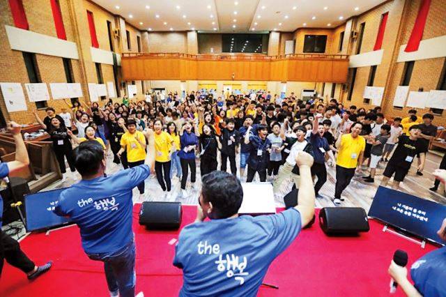 코로나19 거리두기가 전면 해제된 뒤 교회들의 여름 사역이 빠르게 재개되고 있다. 교계에서는 80%까지 회복될 것이란 전망이 나온다. 사진은 코로나가 확산하기 직전인 2020년 초 한 연합수련회에 참석한 청소년들이 열정적으로 찬양하는 모습. 국민일보DB