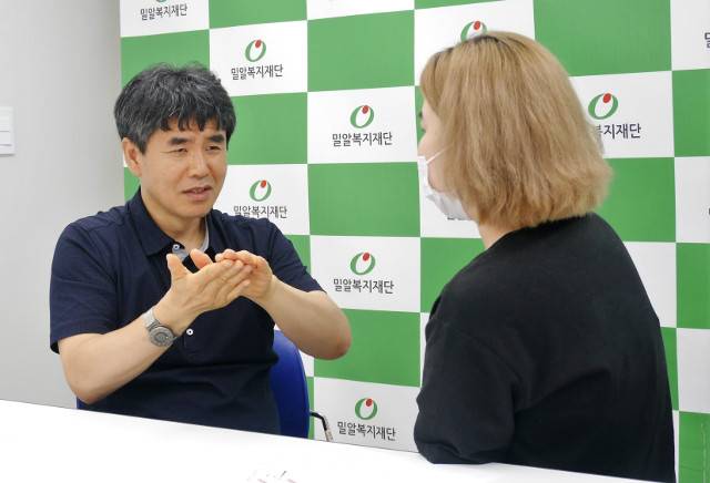 시청각장애인 손창환(왼쪽)씨가 27일 서울 강남구 밀알복지재단에서 이뤄진 인터뷰에서 촉수화 전문가에게 수어로 자신의 생각을 전하고 있다. 손씨는 “하나님께서 나를 시청각장애인으로 살게 한 데는 분명 이유가 있을 것”이라며 “주님의 뜻에 복종하는 삶을 살고 싶다”고 했다. 밀알복지재단 제공