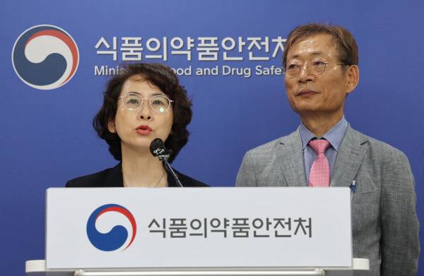 서경원 식품의약품안전평가원 원장(왼쪽)과 오일환 중앙약사심의위원회 위원장이 27일 충북 오송 식품의약품안전처에서 SK바이오사이언스의 코로나19 백신 ‘스카이코비원멀티주’를 품목허가할 수 있다는 취지의 자문 결과를 발표하고 있다. 해당 제품이 최종점검위원회 심의를 통과하면 첫 국산 코로나19 백신이 된다. 연합뉴스