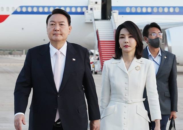 윤석열 대통령과 김건희 여사가 북대서양조약기구(NATO·나토) 정상회의 참석을 위해 27일(현지시간) 스페인 마드리드 바라하스 국제공항에 도착해 이동하고 있다. 연합뉴스