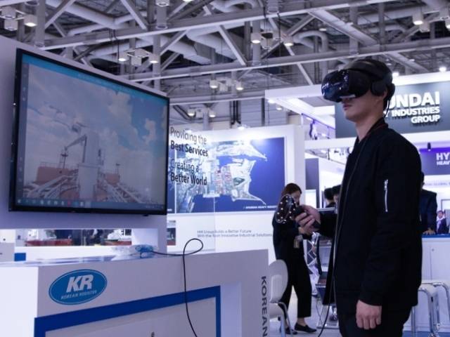 한국선급(KR)의 VR 프로그램 시연 장면. KR