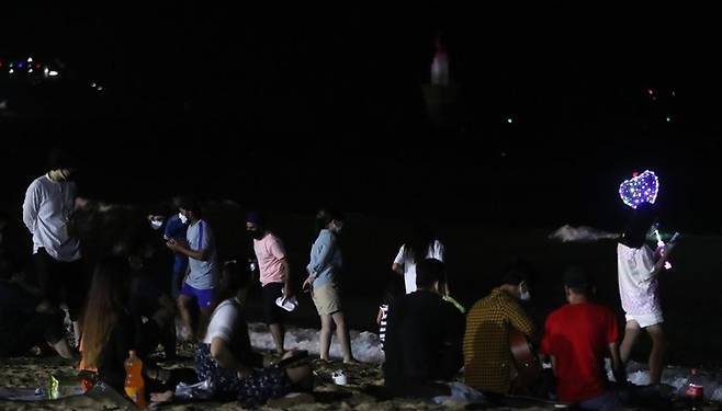 부산 해운대 해수욕장에서 피서객들 / 사진=연합뉴스