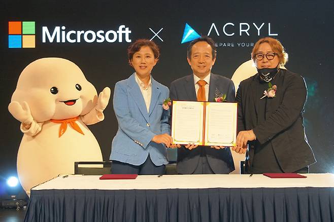 365mc네트웍스 김남철 대표(가운데), 한국마이크로소프트 이지은 대표, 아크릴 박외진 대표가 최근 만나 차세대 AI 비만 치료 특화 스마트 병원 구축을 위한 업무협약을 체결했다.