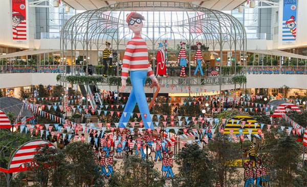 더현대 서울 5층 사운즈 포레스트에 100여 개의 월리 조형물이 들어선 모습. [사진 제공 = 현대백화점]