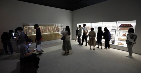 서울 용산구 국립중앙박물관에서 열린 '어느 수집가의 초대 - 고(故) 이건희 회장 기증 1주년 기념전'을 찾은 관람객들이 전시된 작품들을 살펴보고 있다. [사진 출처 = 연합뉴스]