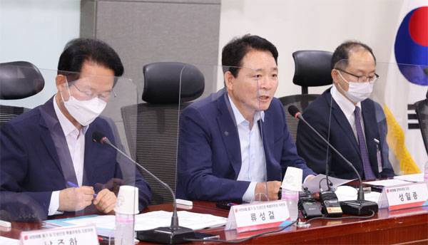 성일종 국민의힘 정책위의장(가운데)이 28일 국회 의원회관에서 열린 물가·민생안정특별위원회 제4차 회의에서 발언하고 있다. [사진 출처 = 연합뉴스]