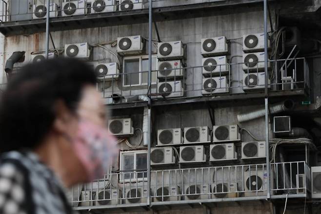 때 이른 폭염이 찾아온 이달 21일 오후 서울 중구 한 건물에 설치된 실외기들이 가동되고 있다. 전기·가스요금 등 공공요금 인상이 예고돼 다가올 무더위가 더욱 걱정된다. / 사진제공=뉴시스