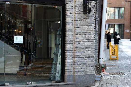 천재지변이나 감염병 확산으로 경영이 악화한 업체의 매장 임차인이나 대리점이 폐업할 때 과도한 위약금을 감면받을 수 있게 된다. 서울 중구 명동거리 인근에서 폐업한 매장 앞으로 시민들이 이동하고 있는 모습. /사진=뉴시스