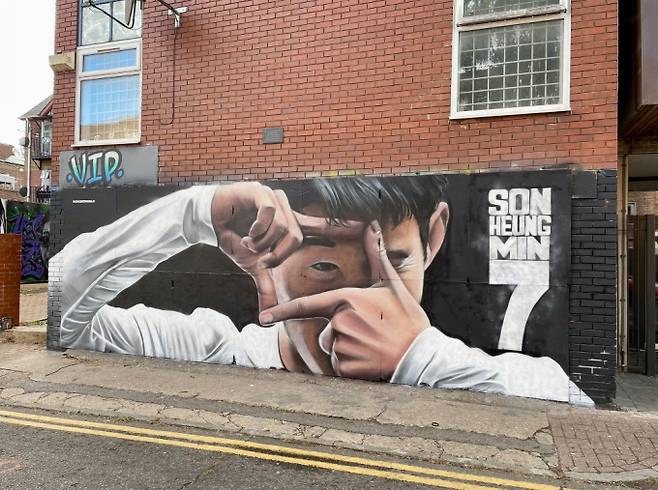 토트넘 소식을 전하는 스퍼스웹이 28일(한국시각) 트위터에 골 세리머니 하는 손흥민을 그린 벽화를 공개했다. /사진=스퍼스웹 트위터