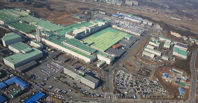 쌍용차가 'KG그룹 인수' 보도에 대해 "확정된 바 없다"고 부인했다. 사진은 쌍용차 평택 공장 전경. /사진=쌍용차