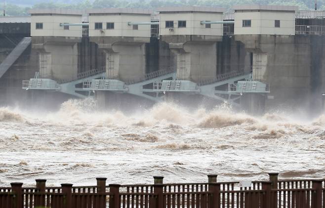통일부가 북한에 북측 수역 댐을 방류할 시 우리 측에 사전 통지해 줄 것을 정식으로 요구했다. 사진은 지난 2020년 8월6일 오후 경기 연천군 군남댐에서 최근 이어진 장맛비와 북한 황강댐의 방류로 홍수를 조절하기 위해 물이 방류되는 모습. /사진=뉴스1