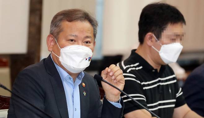 이상민 행정안전부 장관(왼쪽)이 경찰국 신설을 둘러싼 반발에 대해 납득할 수 없다고 전했다. /사진=뉴스1