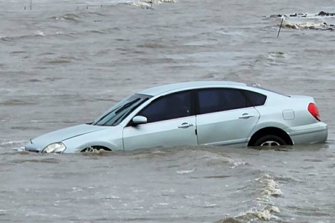 '캠핑 성지'라 불리는 인천 옹진군 선재도 갯벌에서 또 차량이 빠지는 사고가 발생했다. /사진=인천소방본부 제공