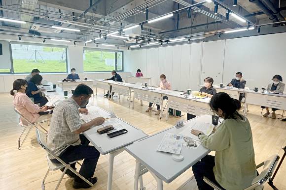 28일 수원특례시 제2차 문화도시 운영위원회 참석자들이 회의를 하고 있다. / 사진제공=수원특례시