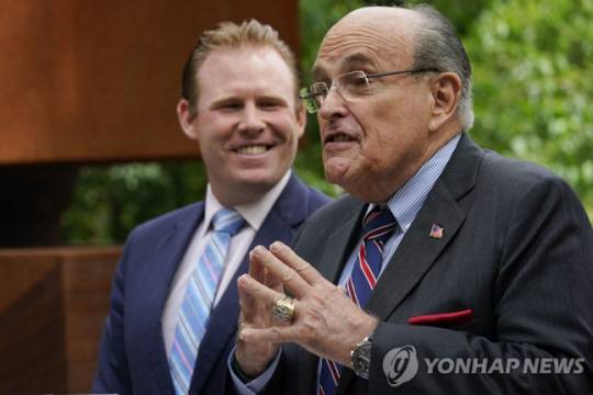 아들 앤드루의 선거운동을 돕고 있는 루디 줄리아니 전 뉴욕시장. AP 연합뉴스