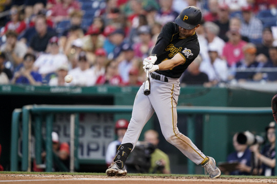 Pirates Nationals Baseball : 피츠버그 파이리츠의 박효준이 28일 오전(한국시간) 미국 워싱턴 D.C. 내셔널스파크에서 열린 MLB 워싱턴 내셔널스와의 원정경기에서 3회 초 안타를 때리고 있다. AP뉴시스