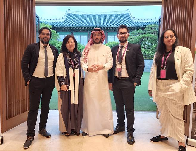 사우디아라비아 관광청의 신라호텔 서울 로드쇼를 이끈 리더들. 이재숙 한국지사장은 왼쪽 두번째.